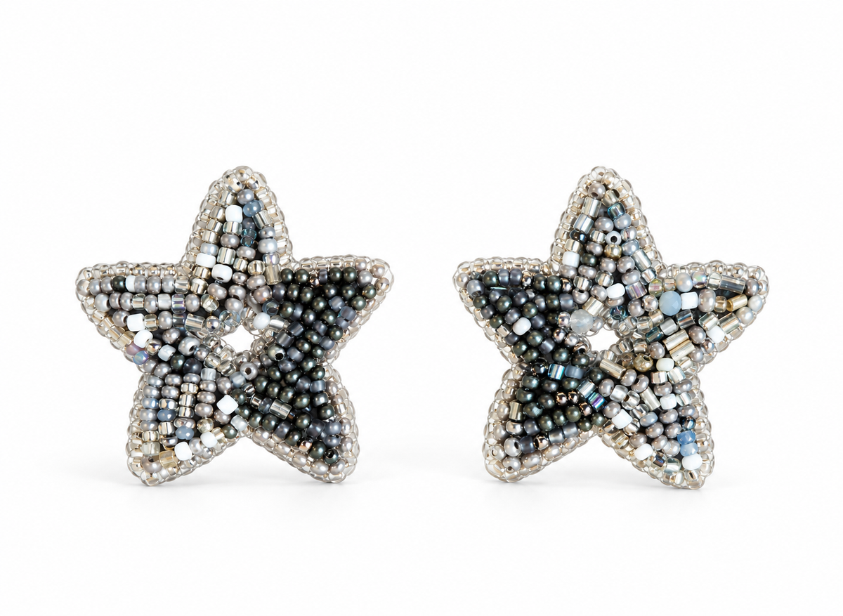 Hermosos aretes Adri Small en color Plateado bordados a mano con cristales, mostacillas y canutillos