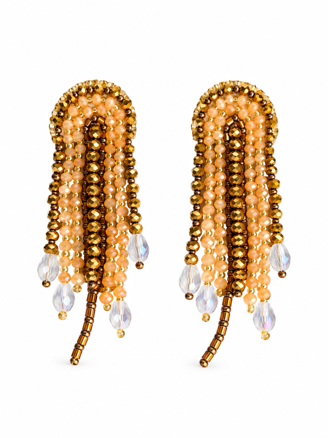 Par de aretes Medusa dorados con flecos de cuentas y colgantes transparentes sobre fondo blanco.
