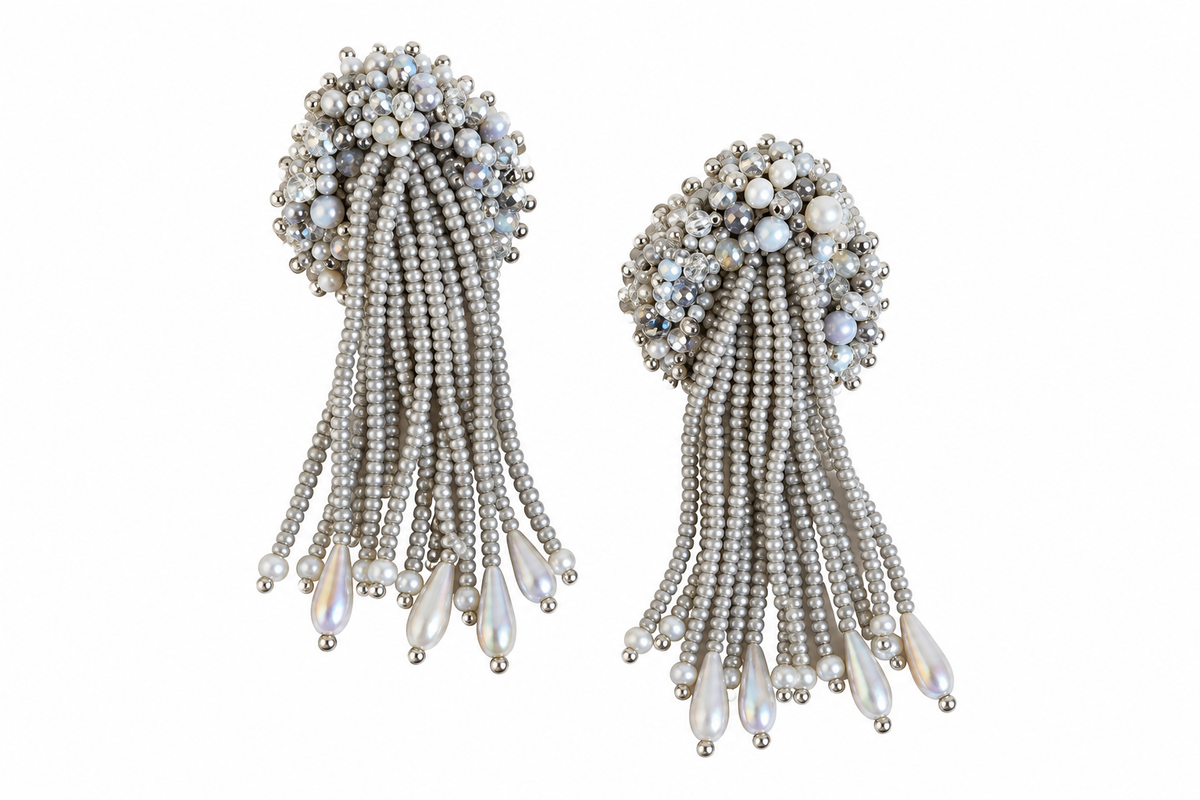  Aretes Lluvia en color Plateado y gris, bordados a mano con mostacillas, canutillos y cristales 
