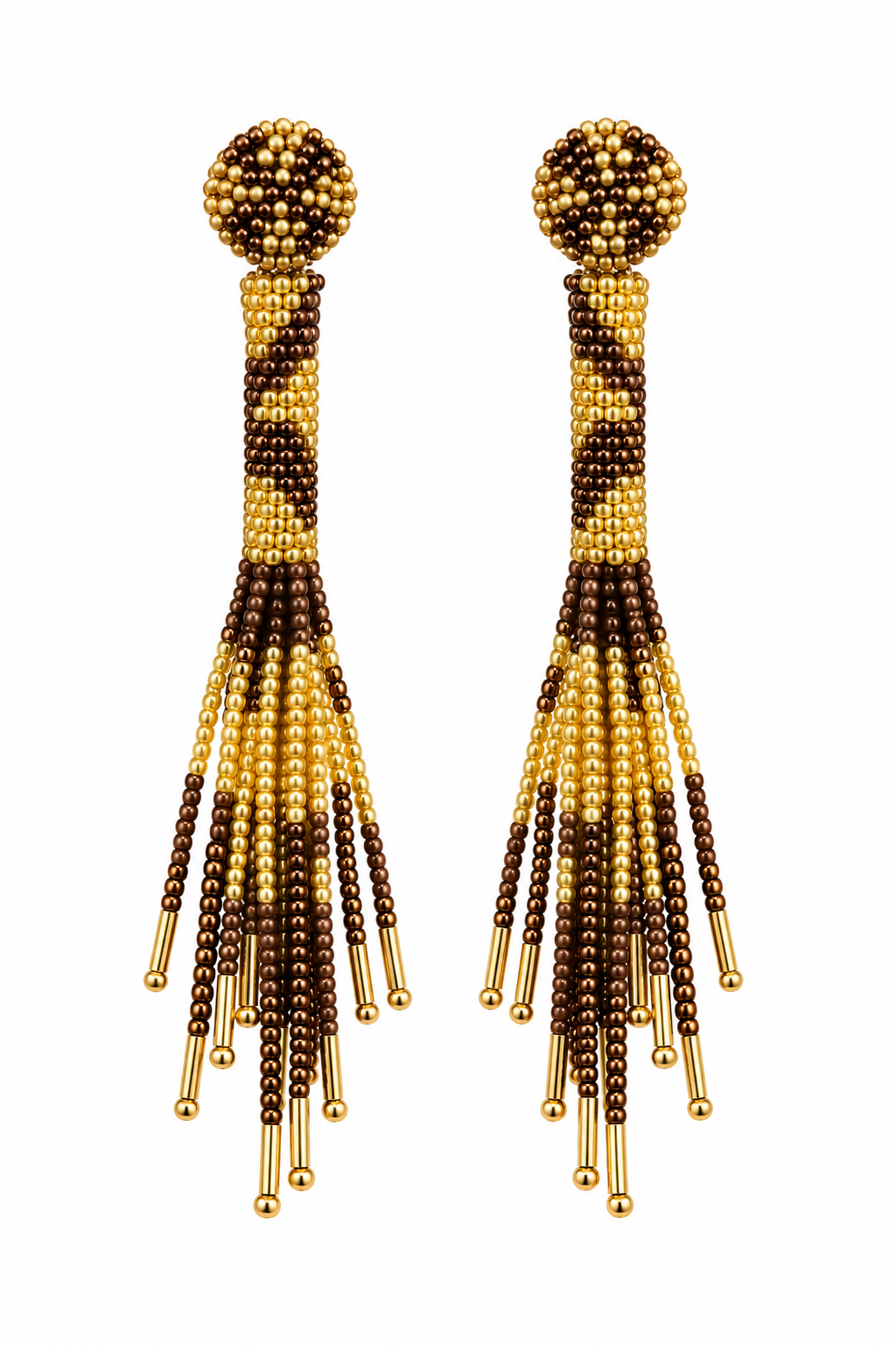 Par de aretes Cascada dorados con mostacillas color bronce y flecos sobre fondo blanco.