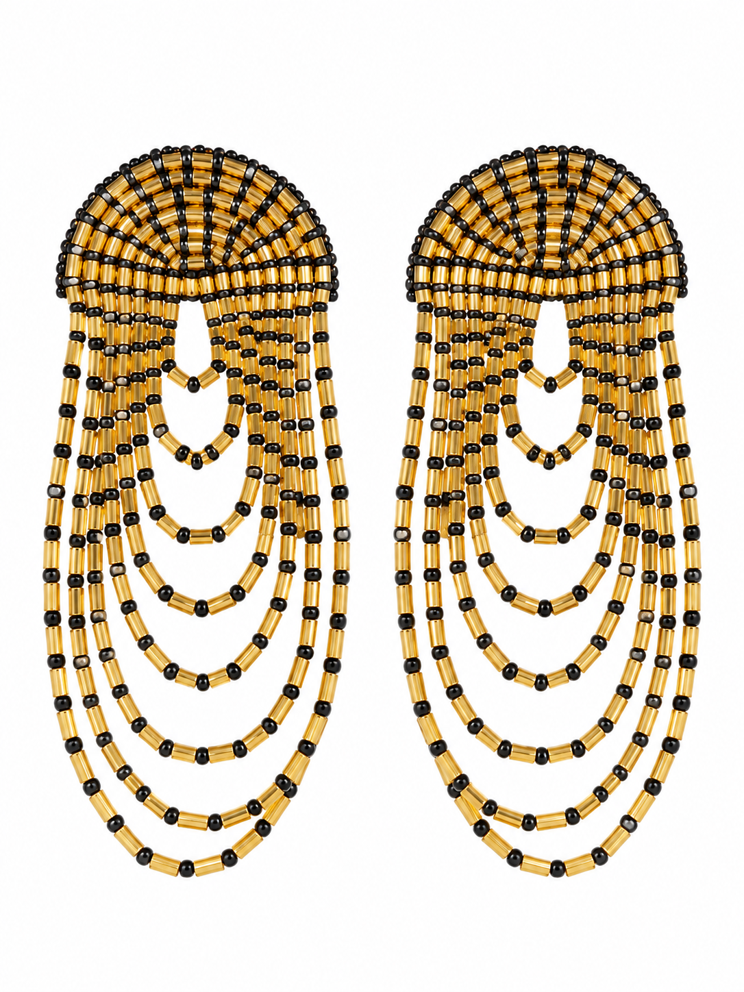 Aretes Infinito en color dorado y negro, bordados a mano con mostacillas y canutillos 