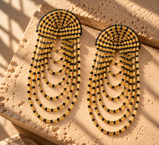 Aretes Infinito en color dorado y negro, bordados a mano con mostacillas y canutillos 