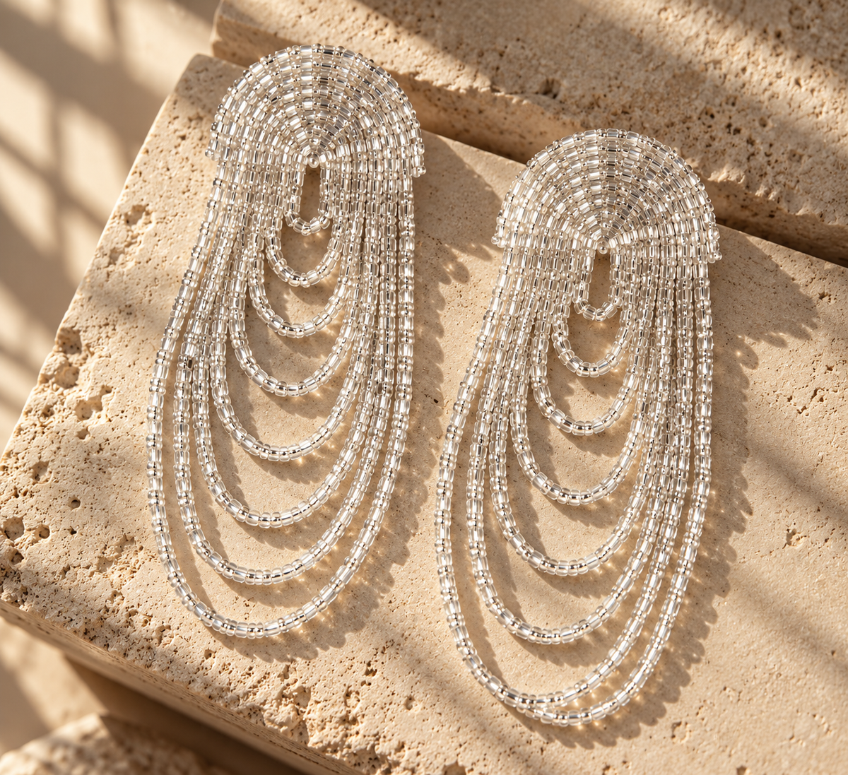 Aretes Infinito en color plateado, bordados a mano con mostacillas y canutillos 