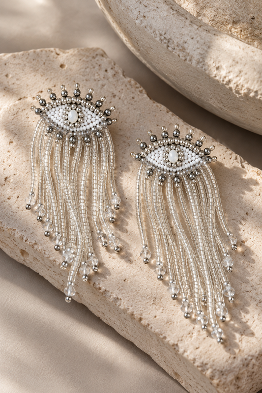 Hermosos aretes Buena suerte Plateados  en forma de ojos con flecos de mostacillas y cristales. 