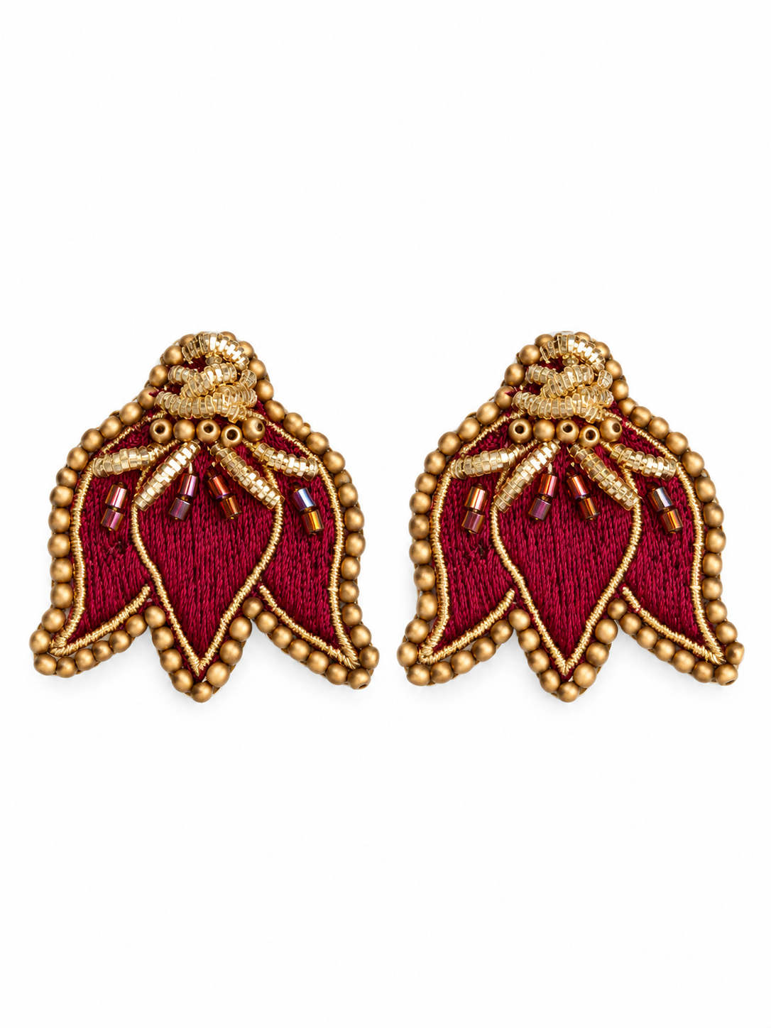 Aretes Tulip en color vinotinto, bordados a mano con hilo de seda, cristales y mostacillas.