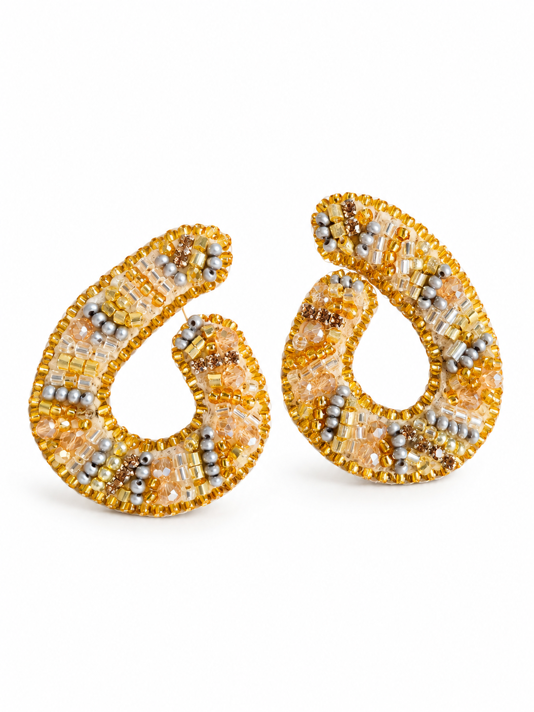 Aretes Arena en mezcla de color Dorado y Plateado bordados a mano con cristales, mostacillas y canutillos
