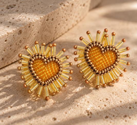  aretes Corazón, en color dorado, bordados a mano con mostacillas y canutillos 