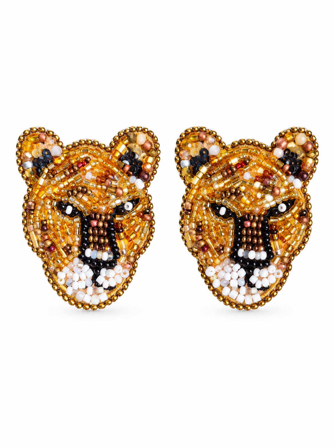 Vista frontal del par de aretes Leopardo dorados de SALÁ, con cuentas doradas, negras y blancas sobre fondo blanco.