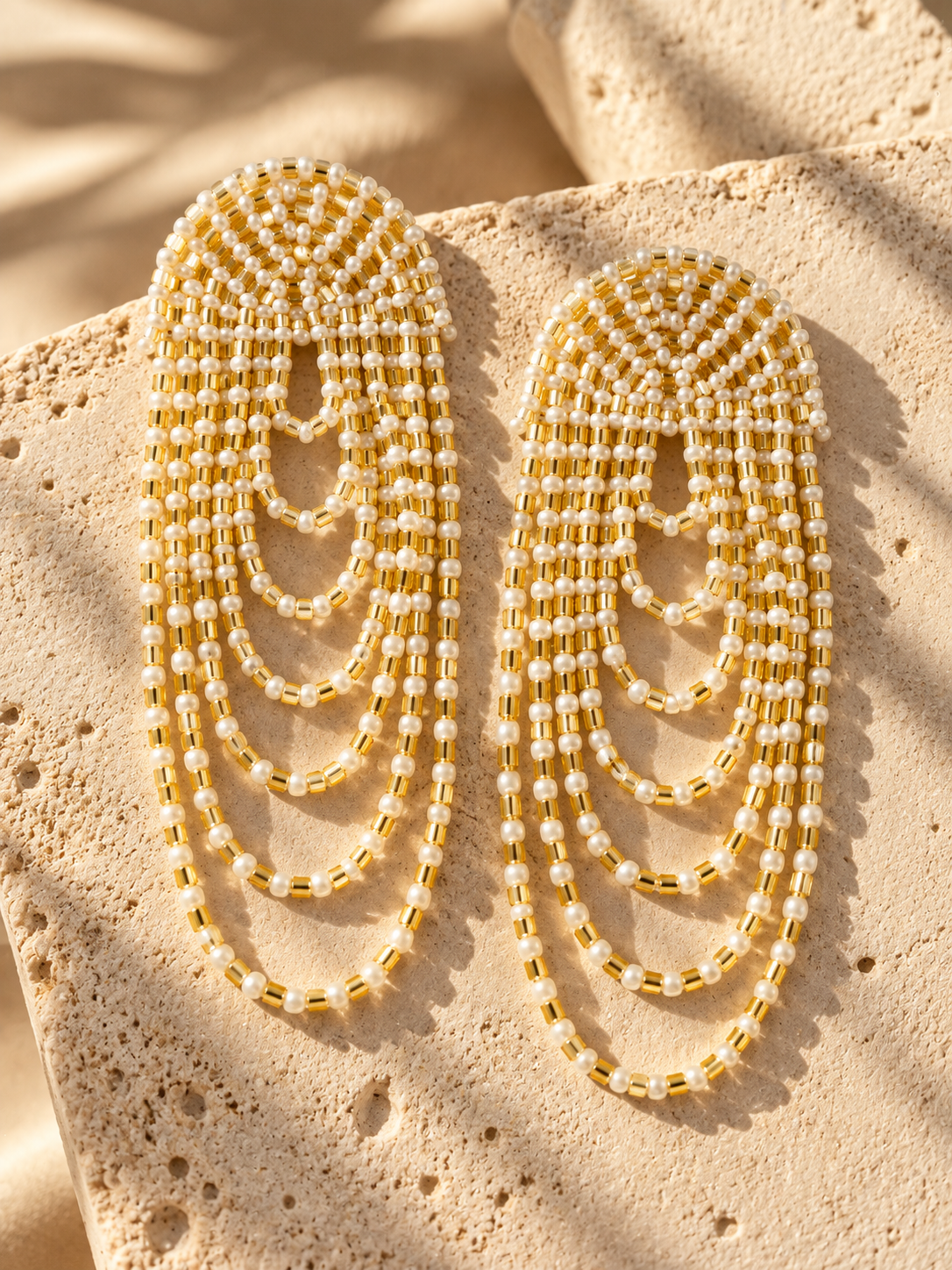 Aretes Infinito en color Dorado y beige, bordados a mano con mostacillas y canutillos 
