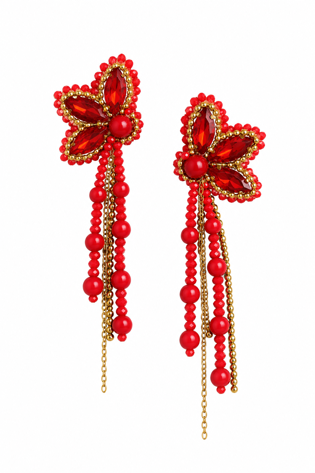 Par de aretes Cayena rojos con diseño floral, cuentas colgantes y cadenas doradas sobre fondo blanco.