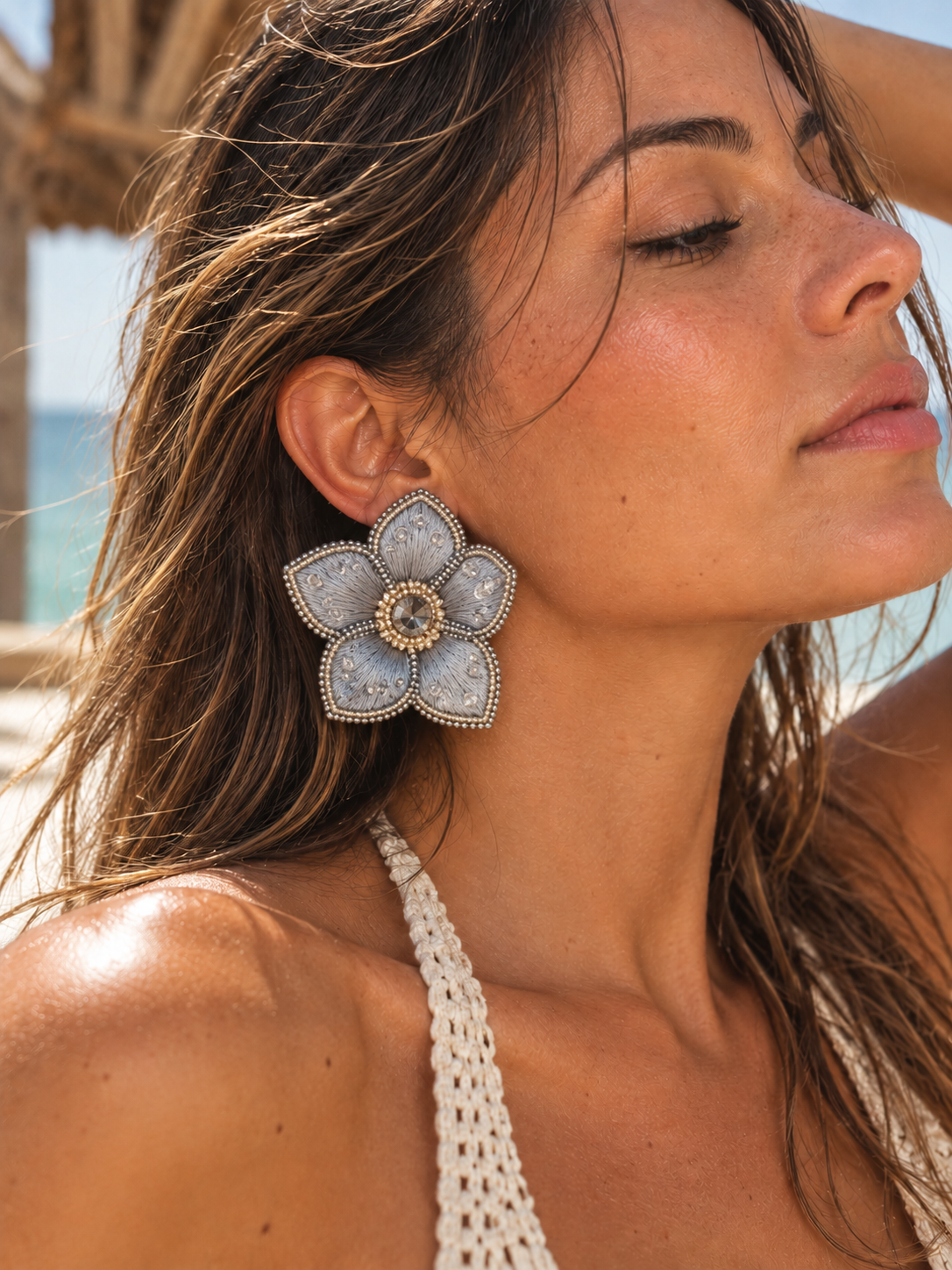 Aretes Daisy plateados en forma de flor, bordados a mano con cristales y mostacillas