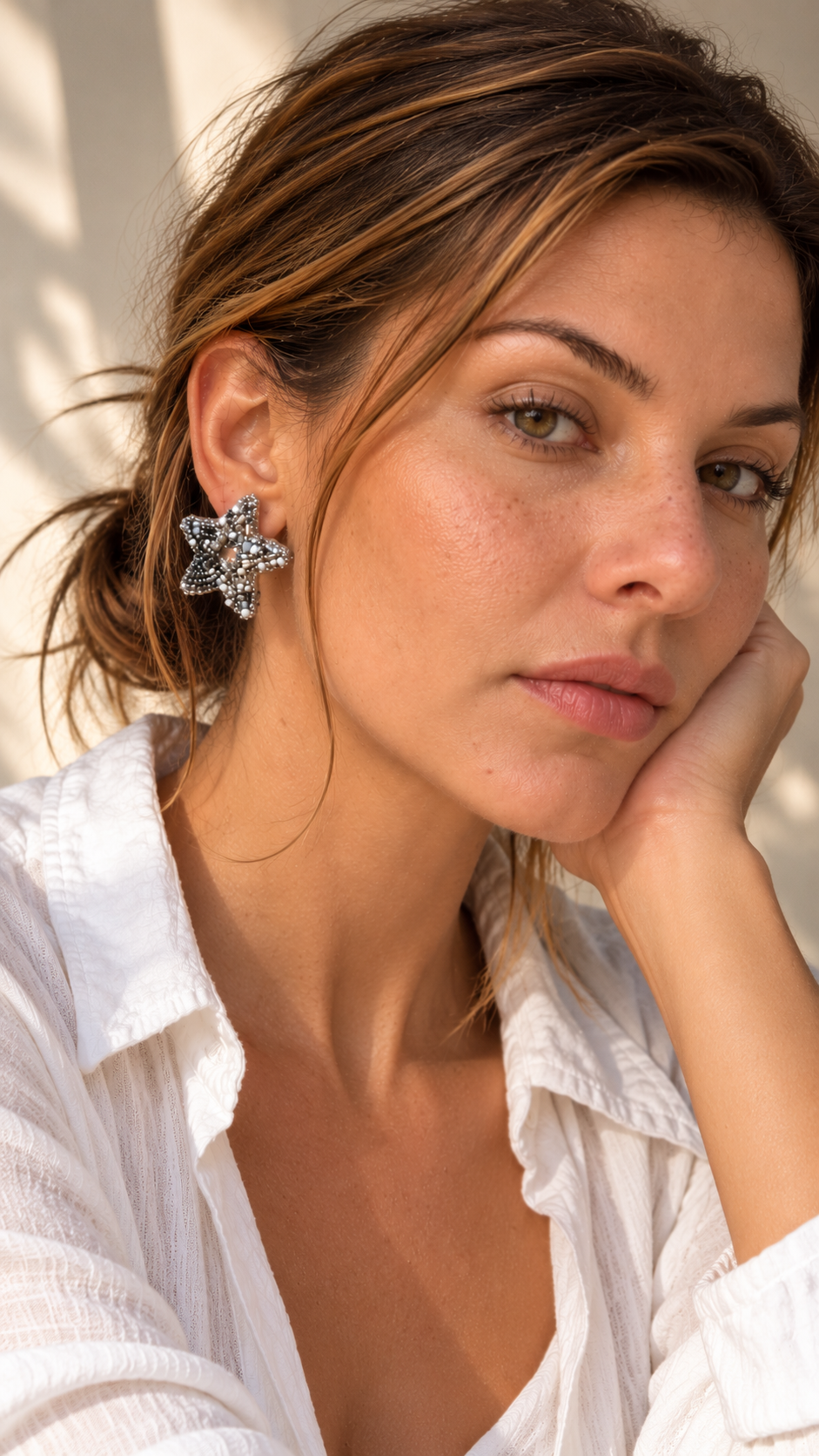 Hermosos aretes Adri Small en color Plateado bordados a mano con cristales, mostacillas y canutillos