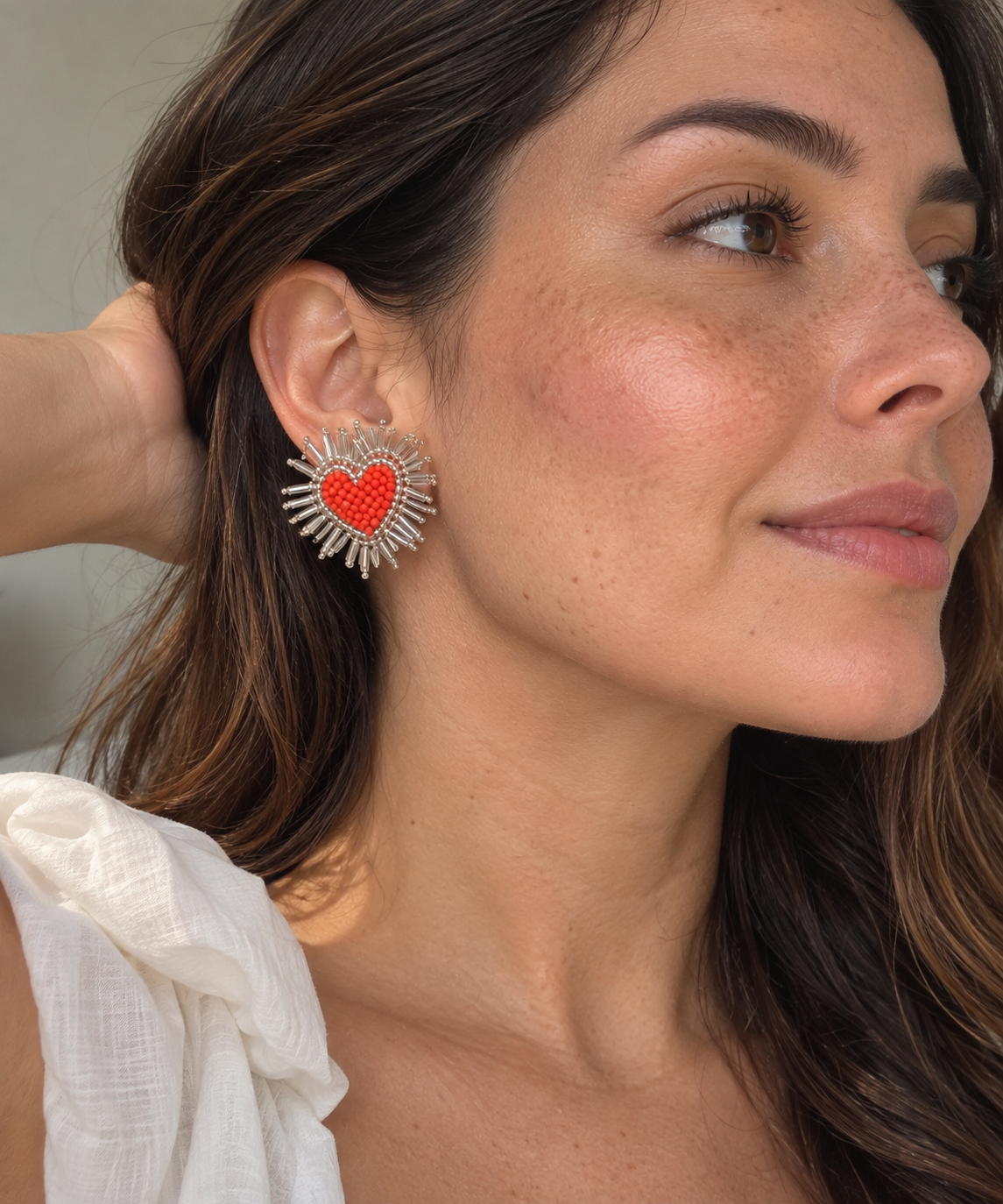 Aretes Corazón, en color rojo y plateado, bordados a mano con mostacillas y canutillos 