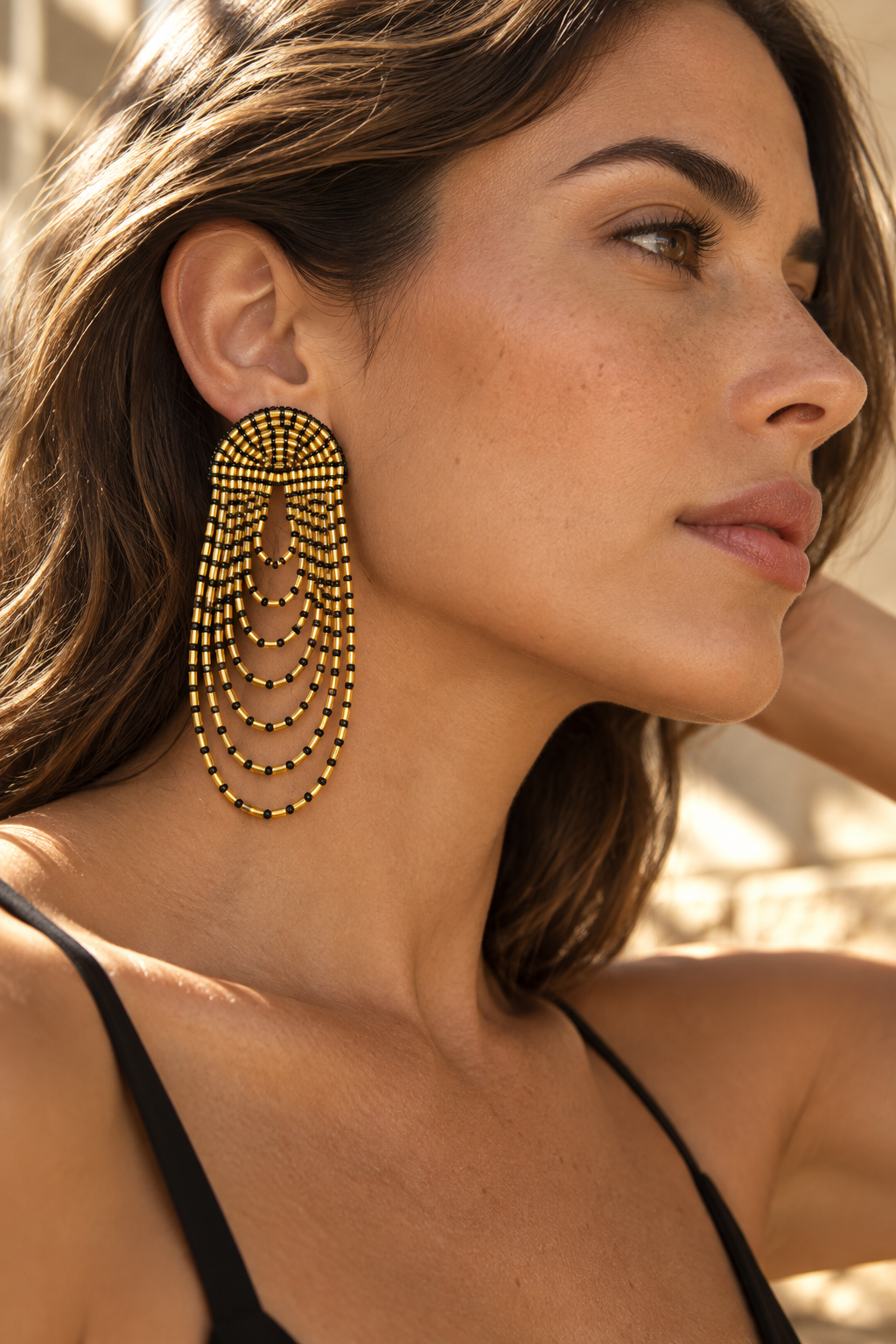 Aretes Infinito en color dorado y negro, bordados a mano con mostacillas y canutillos 