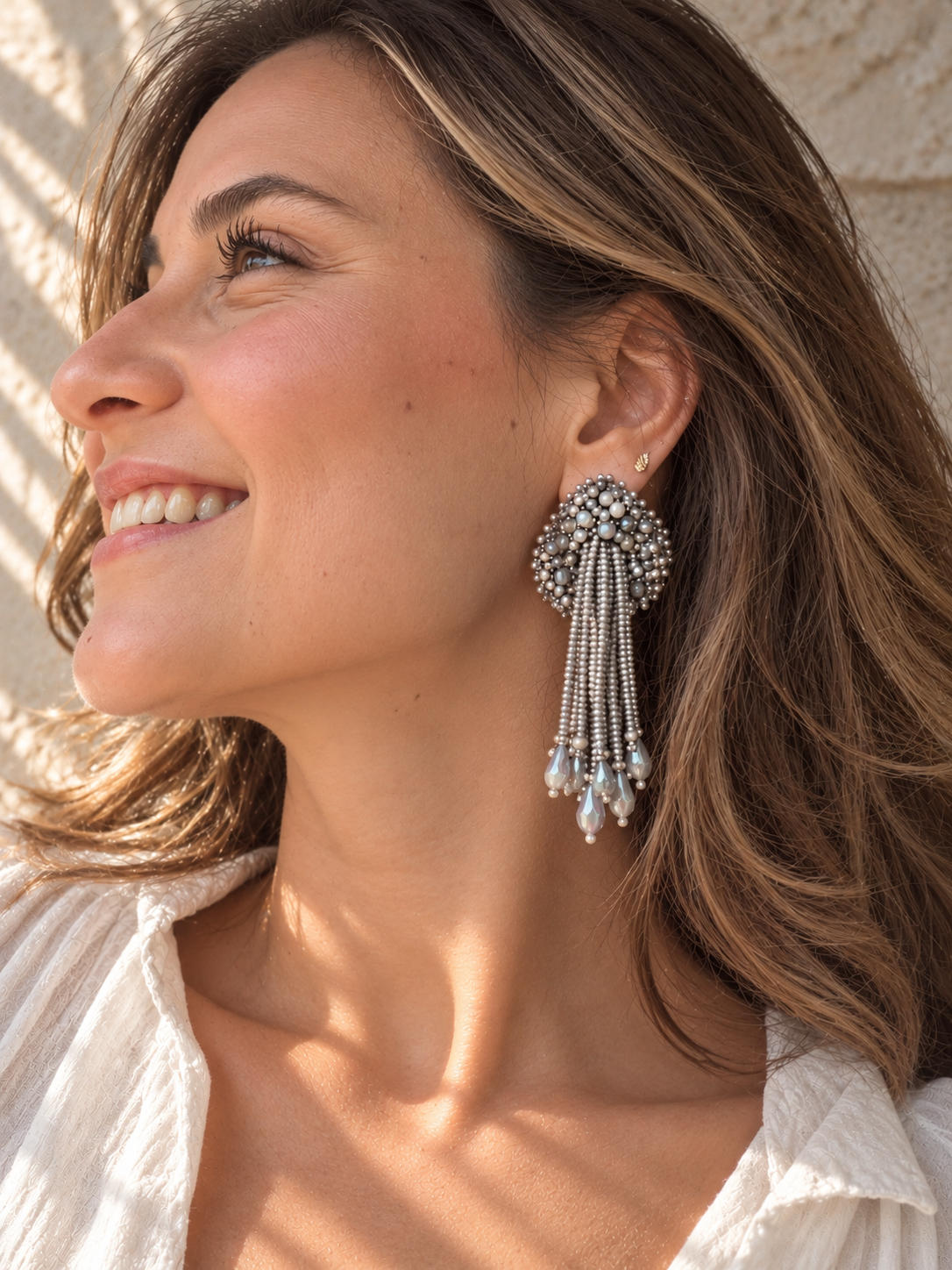 Aretes Lluvia en color Plateado y gris, bordados a mano con mostacillas, canutillos y cristales 