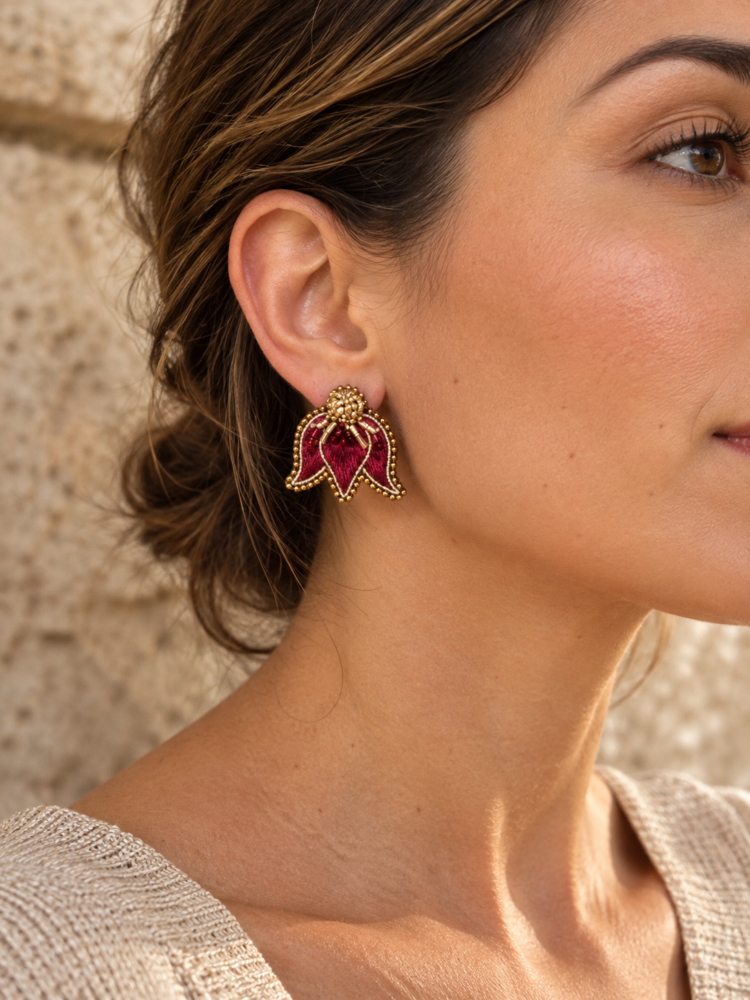 Aretes Tulip en color vinotinto, bordados a mano con hilo de seda, cristales y mostacillas.