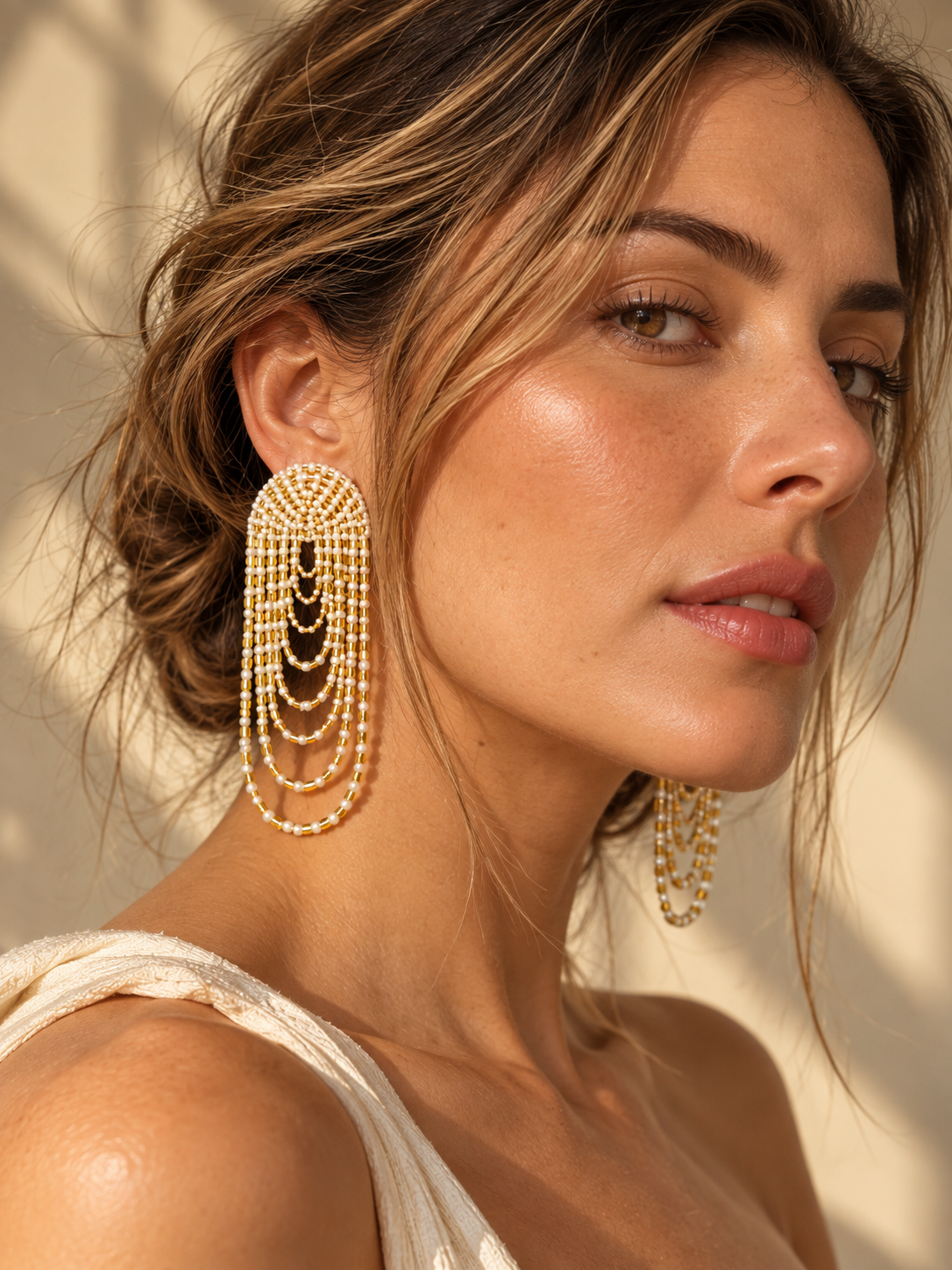 Aretes Infinito en color Dorado y beige, bordados a mano con mostacillas y canutillos 