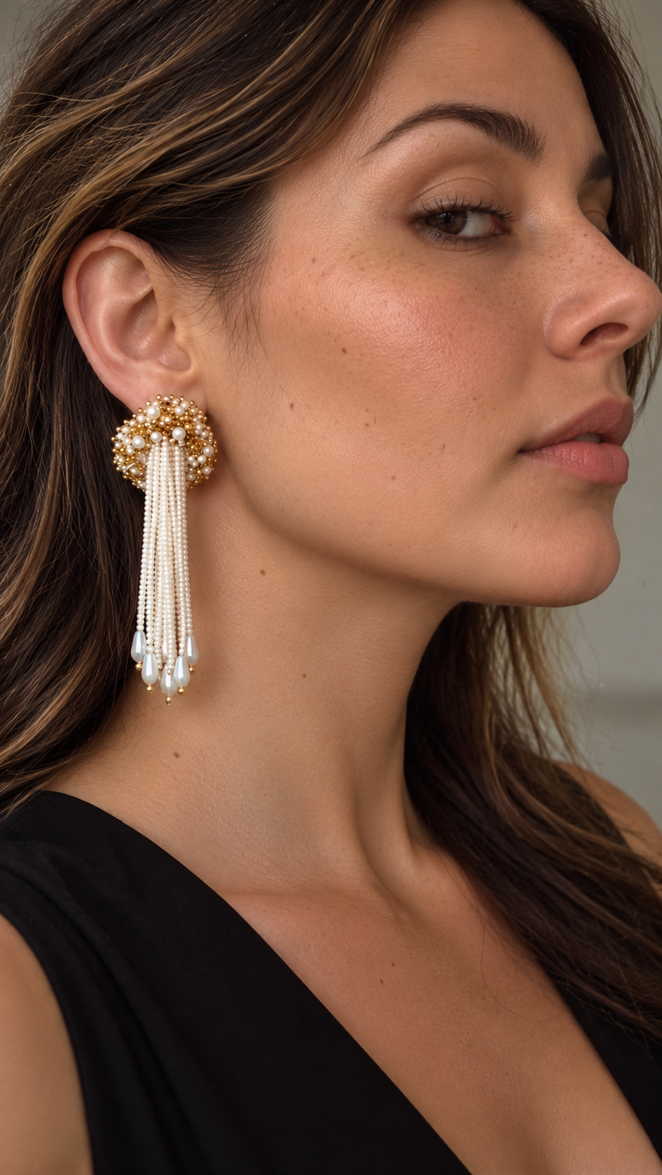 Aretes Lluvia en color Dorado y beige, bordados a mano con mostacillas, canutillos y cristales 