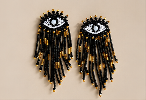 Hermosos aretes Buena suerte negros  en forma de ojos con flecos de mostacillas y cristales. 