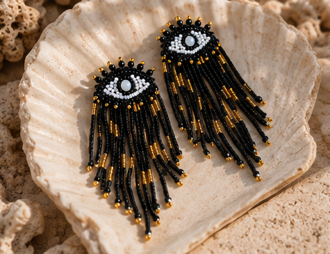 Hermosos aretes Buena suerte negros  en forma de ojos con flecos de mostacillas y cristales. 