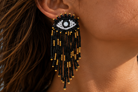 Hermosos aretes Buena suerte negros  en forma de ojos con flecos de mostacillas y cristales. 